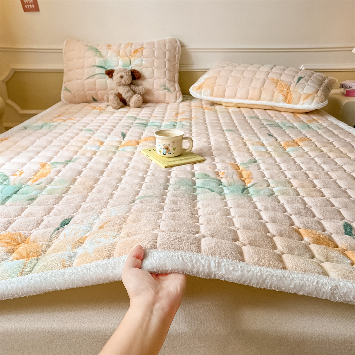 91家纺网 家纺一手货源 找家纺 美澳家纺 2025新款印花牛奶绒加厚夹棉床褥床垫 花期