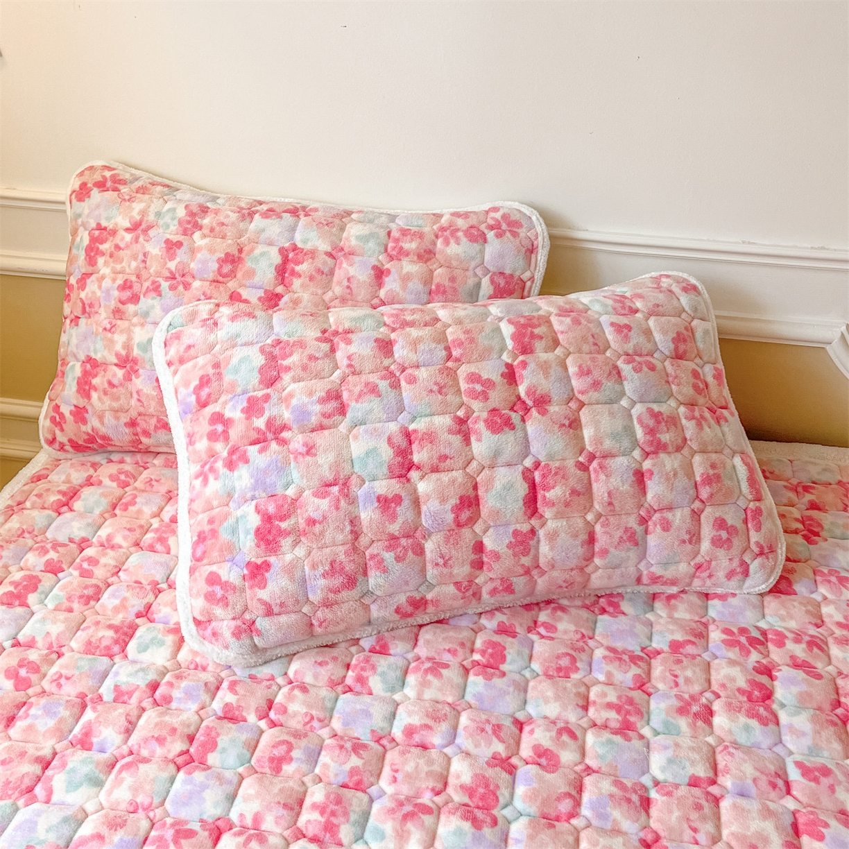 91家纺网 家纺一手货源 找家纺 美澳家纺 2025新款印花牛奶绒加厚夹棉床褥床垫 郁金香