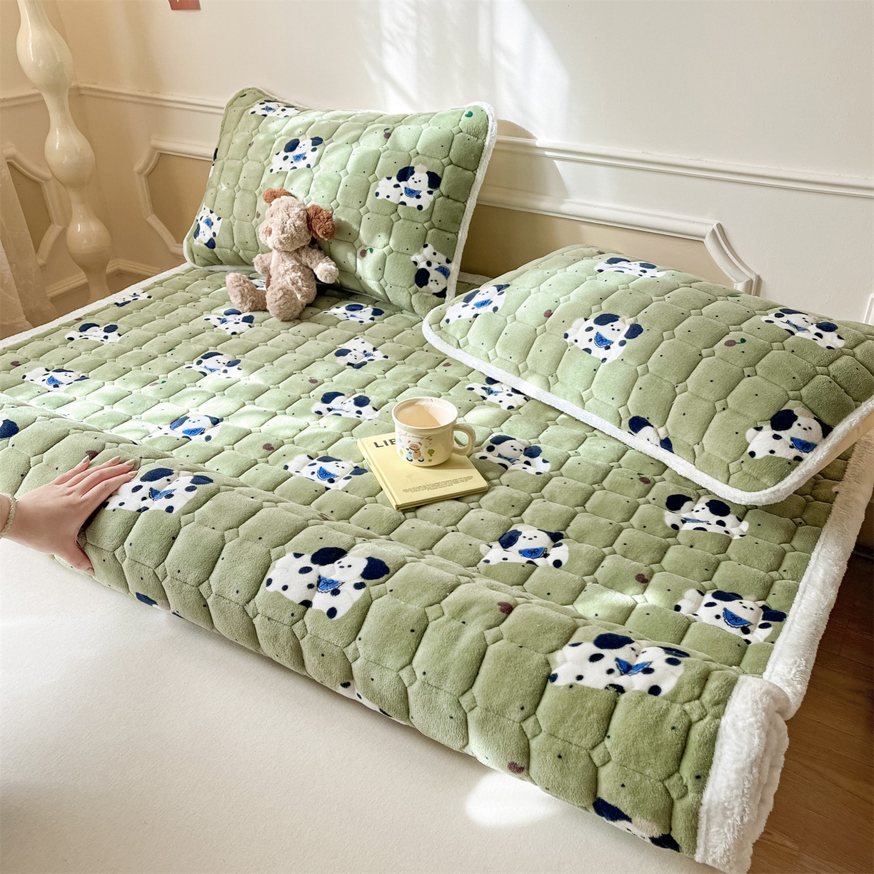 91家纺网 家纺一手货源 找家纺 美澳家纺 2025新款印花牛奶绒加厚夹棉床褥床垫 快乐小狗