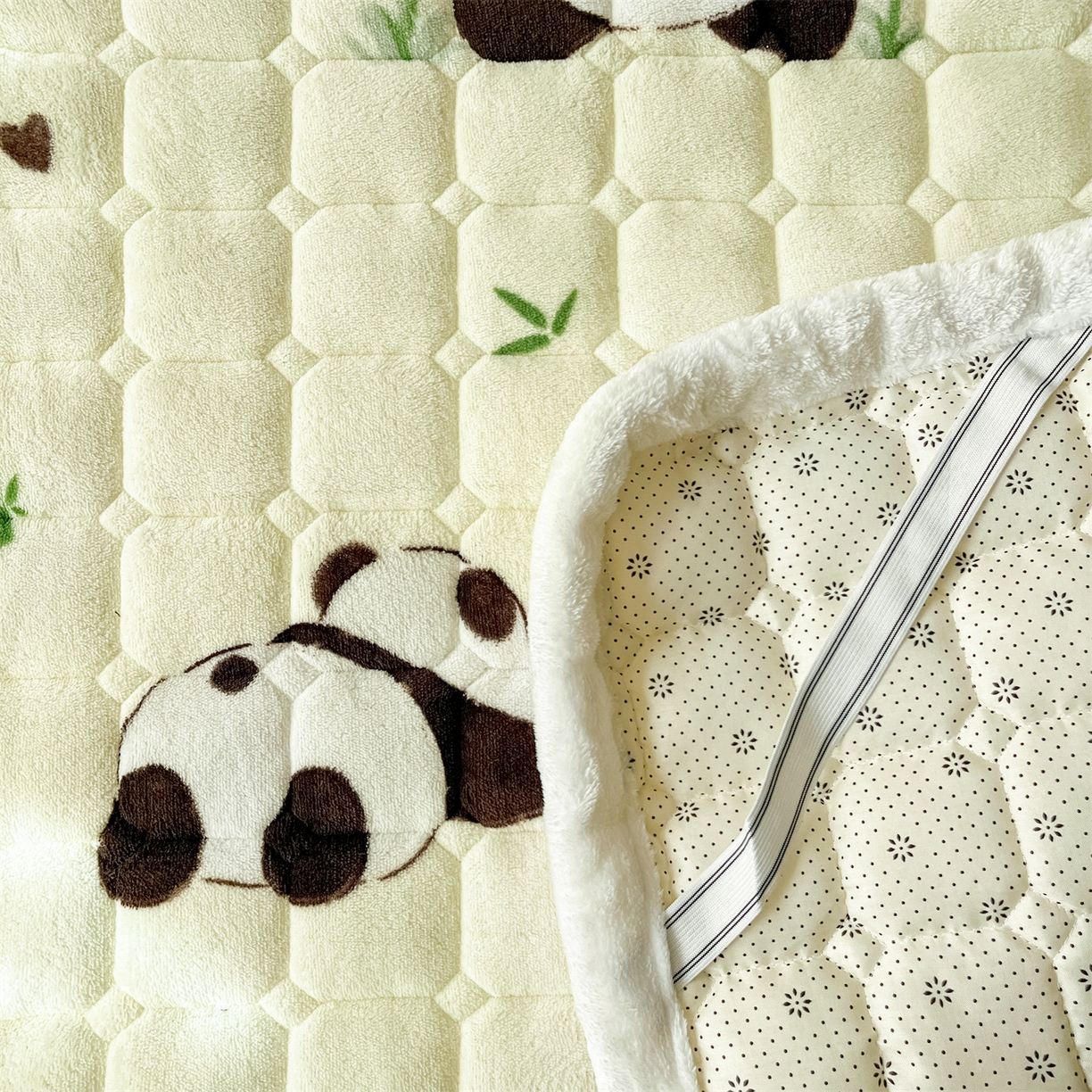 91家纺网 家纺一手货源 找家纺 美澳家纺 2025新款印花牛奶绒加厚夹棉床褥床垫 熊猫乐园