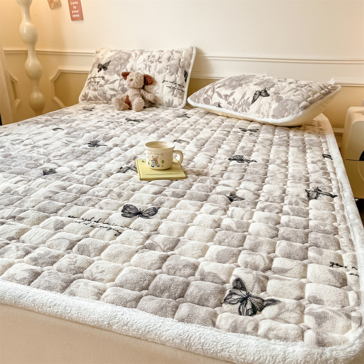 91家纺网 家纺一手货源 找家纺 美澳家纺 2025新款印花牛奶绒加厚夹棉床褥床垫 黑蝴蝶