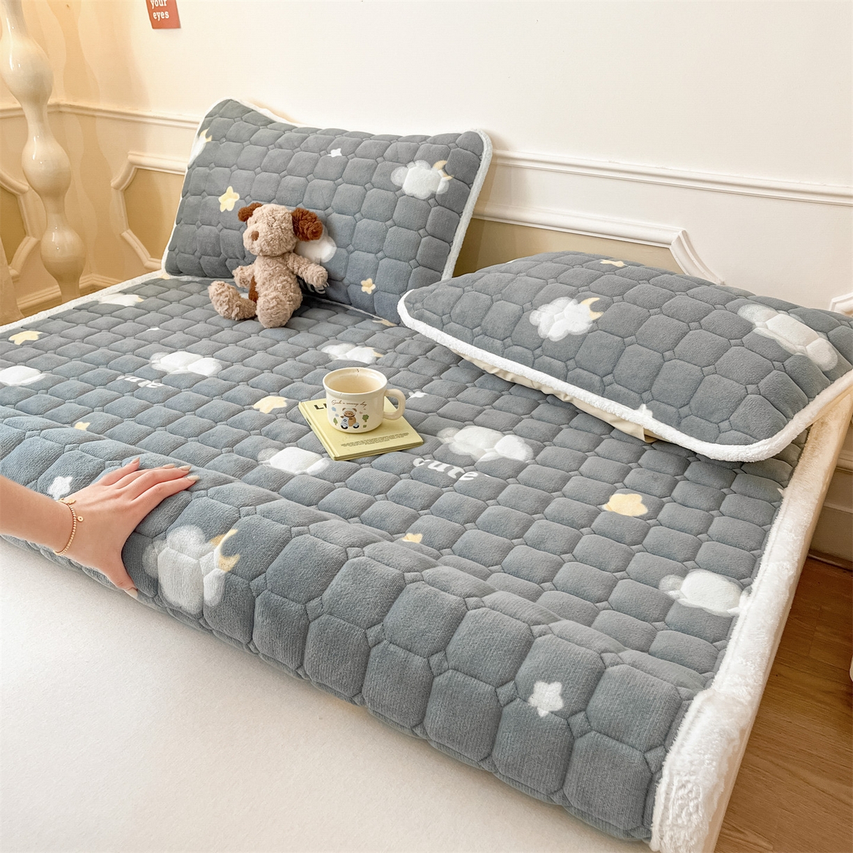 91家纺网 家纺一手货源 找家纺 美澳家纺 2025新款印花牛奶绒加厚夹棉床褥床垫 云朵