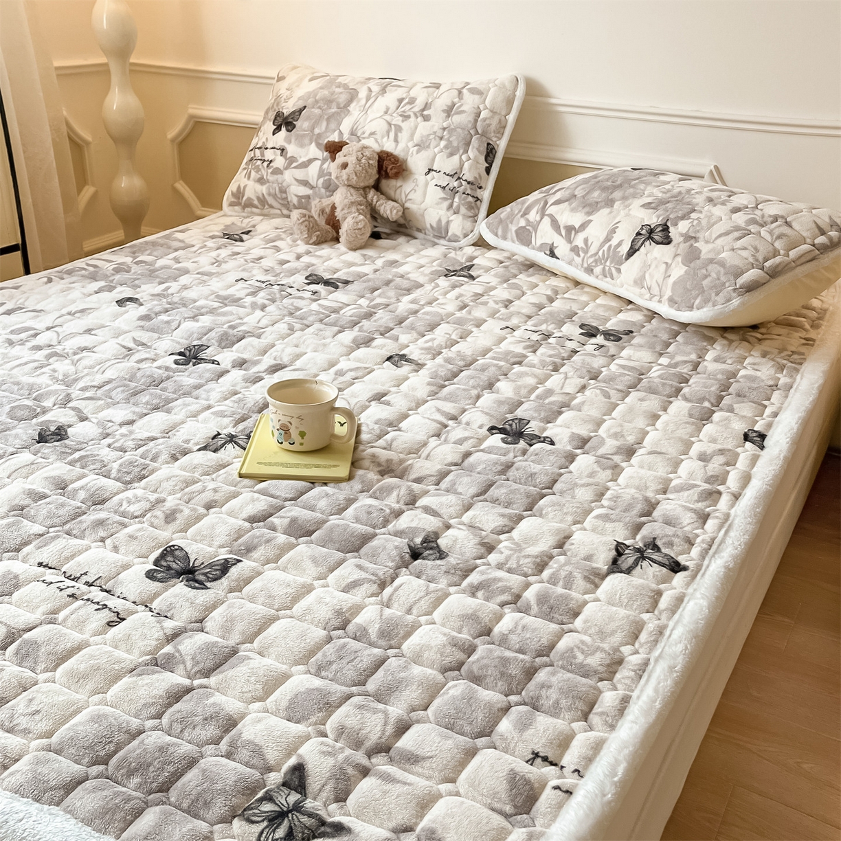 91家纺网 家纺一手货源 找家纺 美澳家纺 2025新款印花牛奶绒加厚夹棉床褥床垫 黑蝴蝶