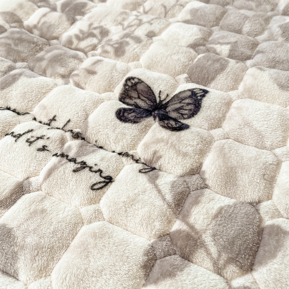 91家纺网 家纺一手货源 找家纺 美澳家纺 2025新款印花牛奶绒加厚夹棉床褥床垫 黑蝴蝶