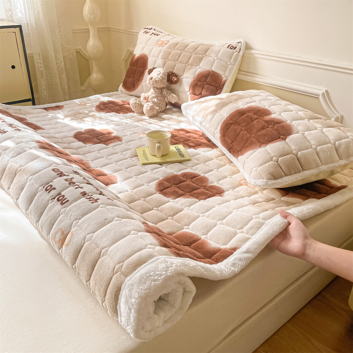 91家纺网 家纺一手货源 找家纺 美澳家纺 2025新款印花牛奶绒加厚夹棉床褥床垫 心动