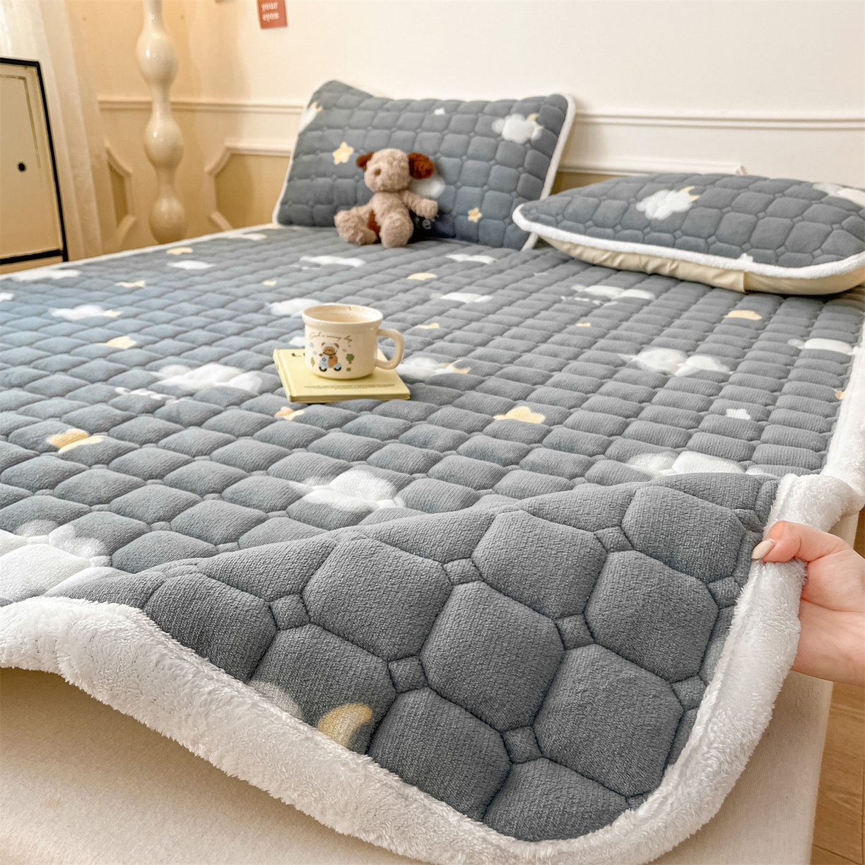 91家纺网 家纺一手货源 找家纺 美澳家纺 2025新款印花牛奶绒加厚夹棉床褥床垫 云朵