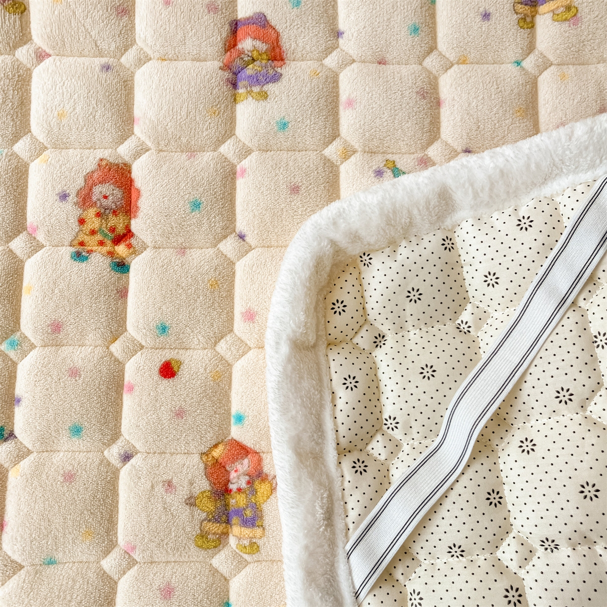 91家纺网 家纺一手货源 找家纺 美澳家纺 2025新款印花牛奶绒加厚夹棉床褥床垫 游乐园