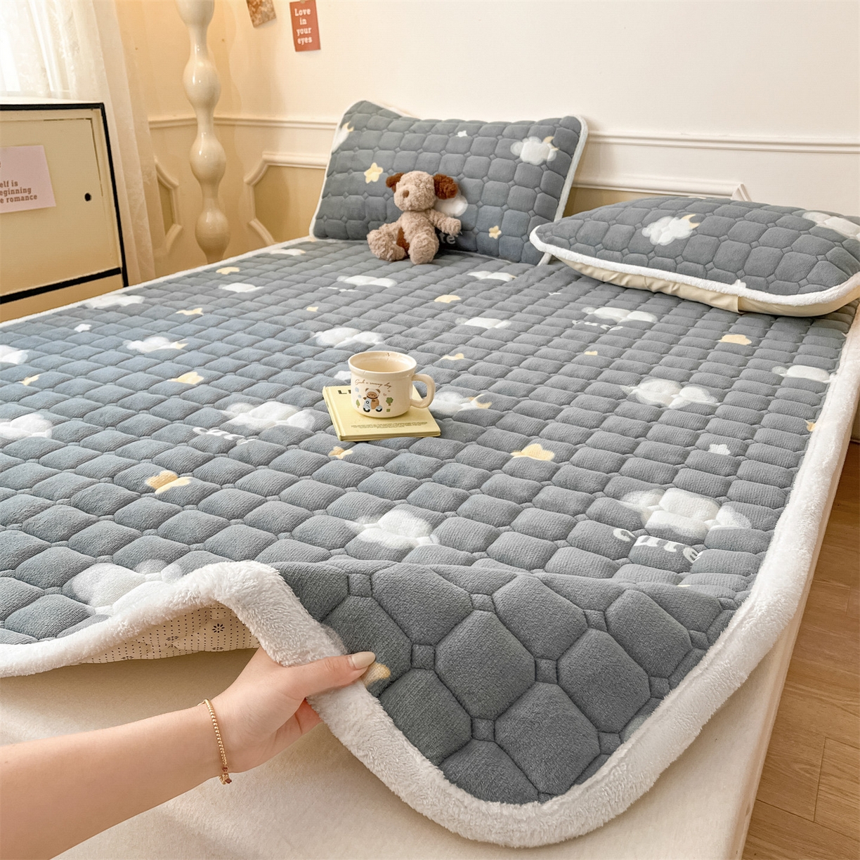 91家纺网 家纺一手货源 找家纺 美澳家纺 2025新款印花牛奶绒加厚夹棉床褥床垫 云朵