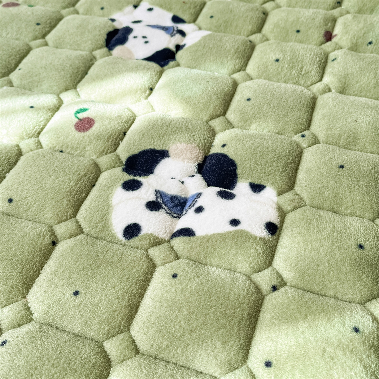 91家纺网 家纺一手货源 找家纺 美澳家纺 2025新款印花牛奶绒加厚夹棉床褥床垫 快乐小狗