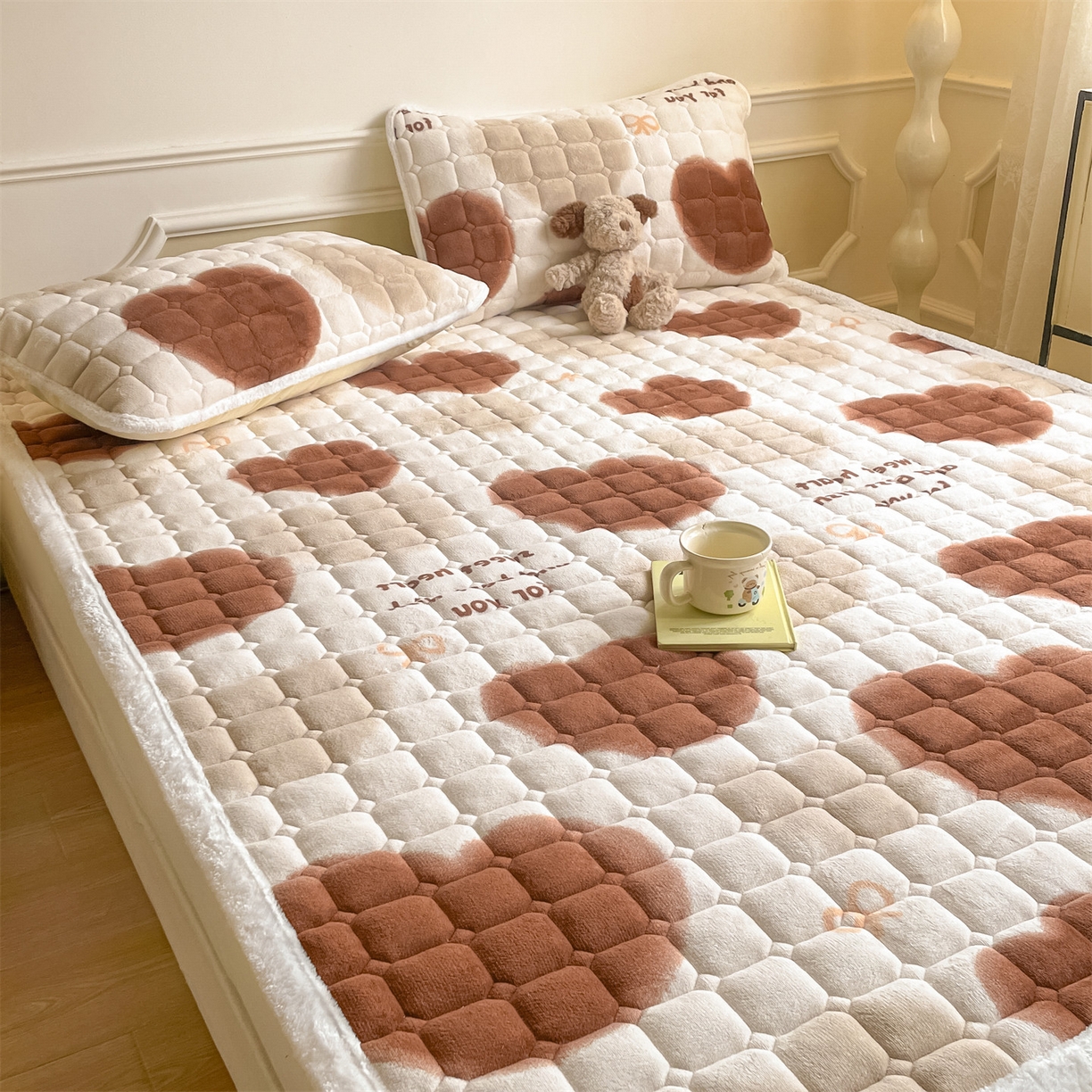 91家纺网 家纺一手货源 找家纺 美澳家纺 2025新款印花牛奶绒加厚夹棉床褥床垫 心动