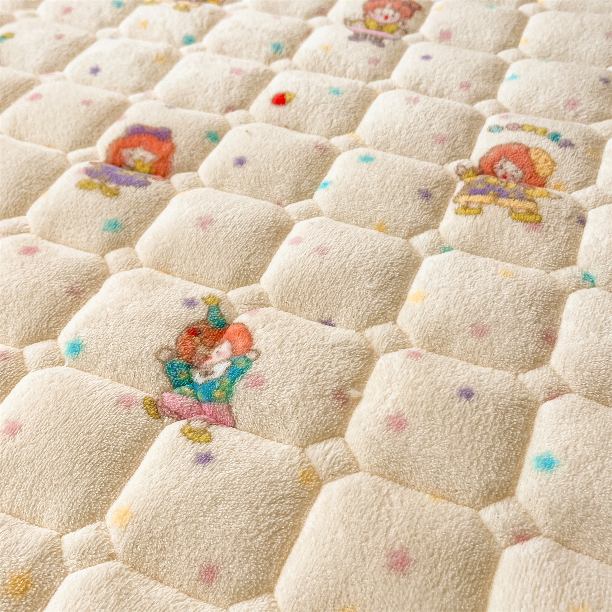 91家纺网 家纺一手货源 找家纺 美澳家纺 2025新款印花牛奶绒加厚夹棉床褥床垫 游乐园