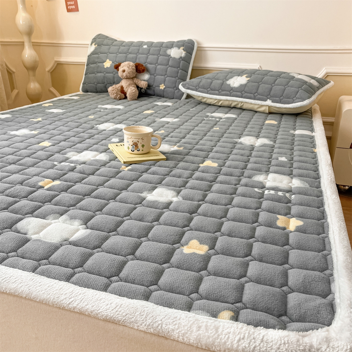 91家纺网 家纺一手货源 找家纺 美澳家纺 2025新款印花牛奶绒加厚夹棉床褥床垫 云朵