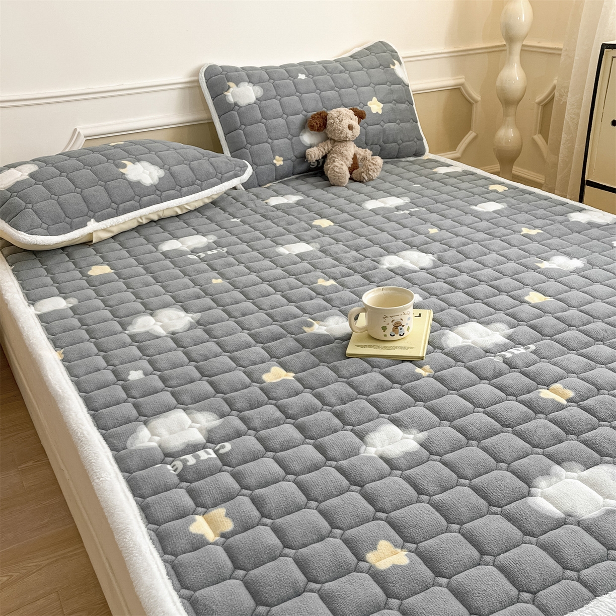 91家纺网 家纺一手货源 找家纺 美澳家纺 2025新款印花牛奶绒加厚夹棉床褥床垫 云朵