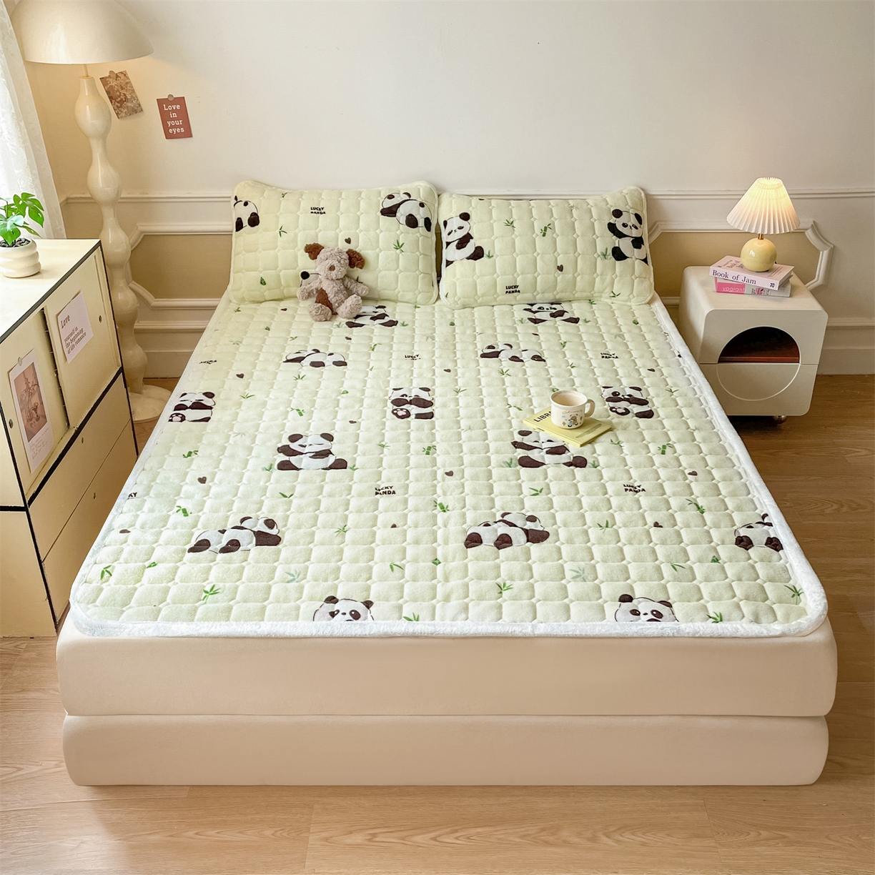 91家纺网 家纺一手货源 找家纺 美澳家纺 2025新款印花牛奶绒加厚夹棉床褥床垫 熊猫乐园