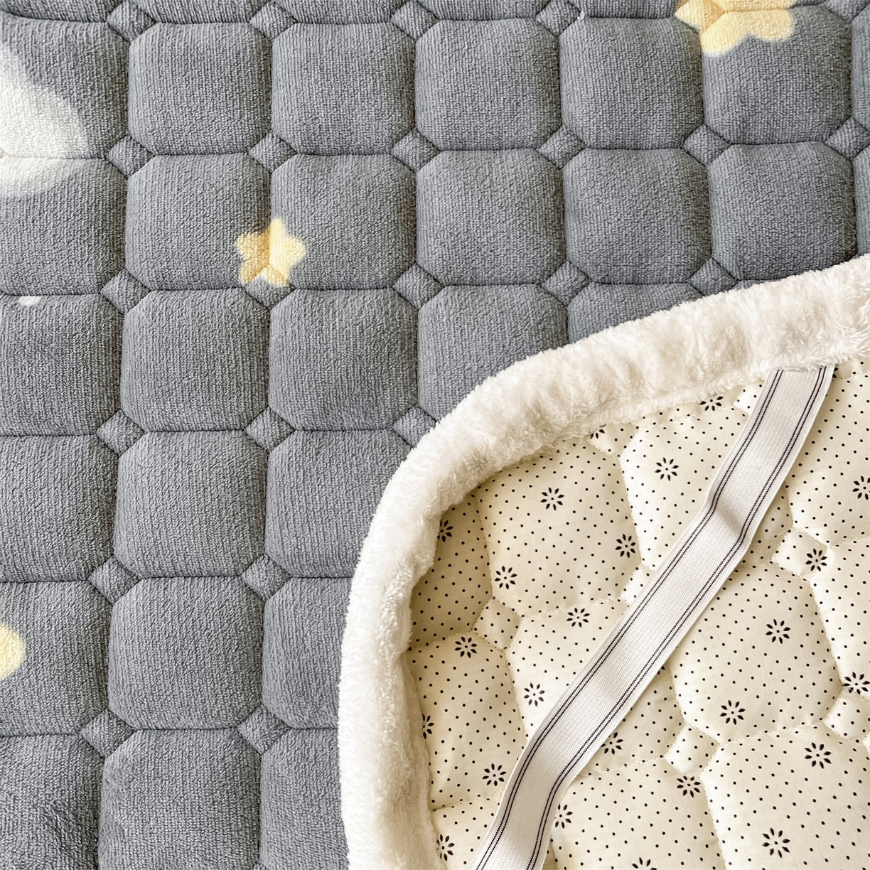 91家纺网 家纺一手货源 找家纺 美澳家纺 2025新款印花牛奶绒加厚夹棉床褥床垫 云朵