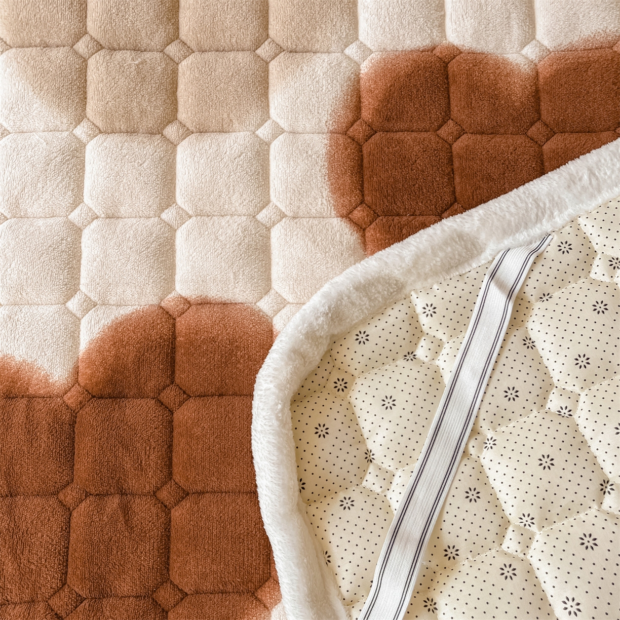 91家纺网 家纺一手货源 找家纺 美澳家纺 2025新款印花牛奶绒加厚夹棉床褥床垫 心动