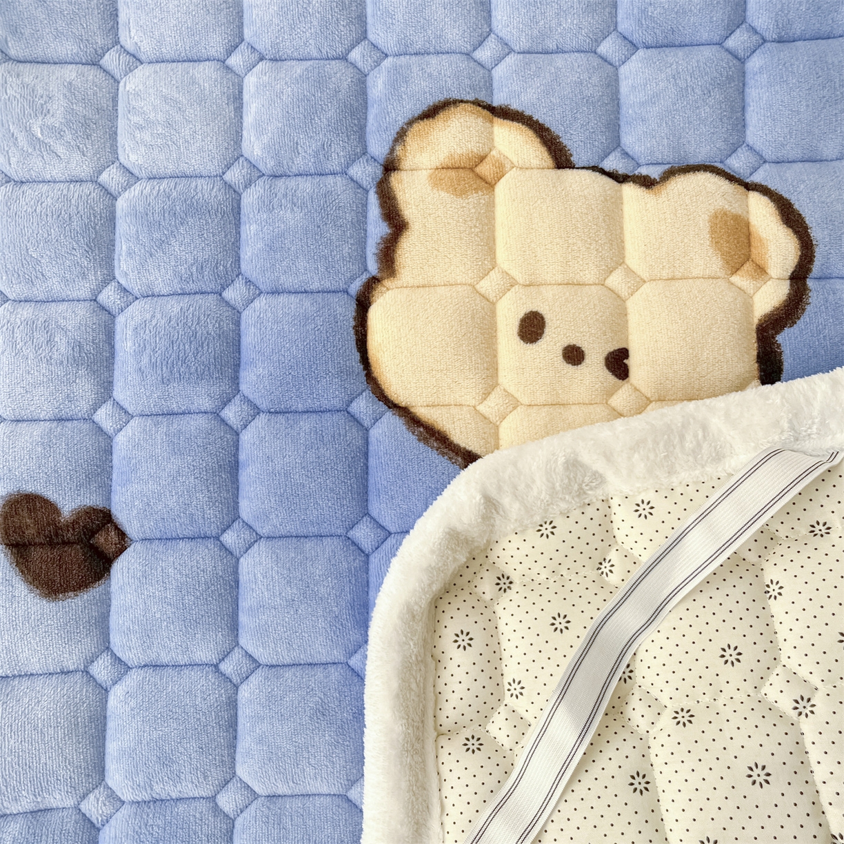 91家纺网 家纺一手货源 找家纺 美澳家纺 2025新款印花牛奶绒加厚夹棉床褥床垫 调皮熊