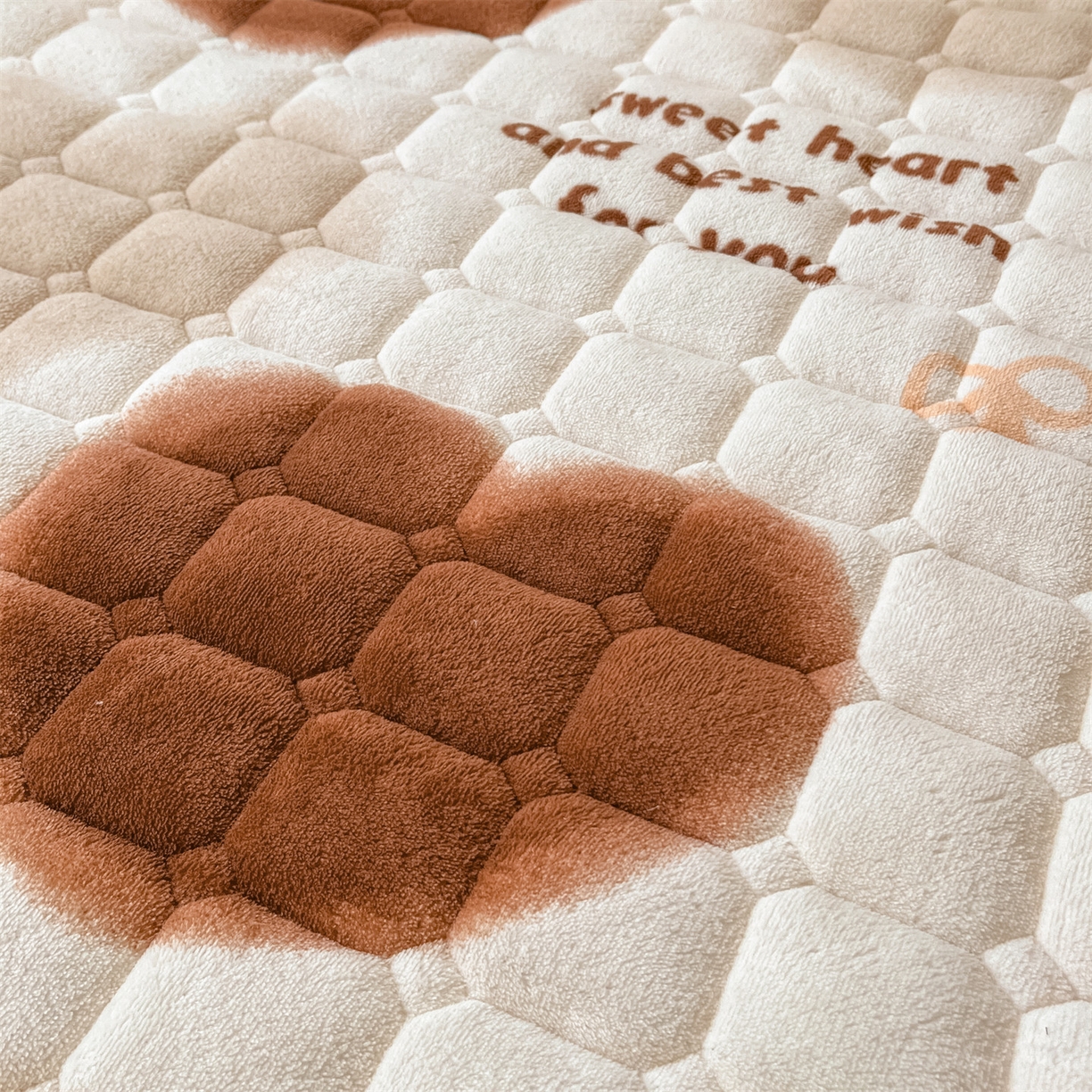 91家纺网 家纺一手货源 找家纺 美澳家纺 2025新款印花牛奶绒加厚夹棉床褥床垫 心动