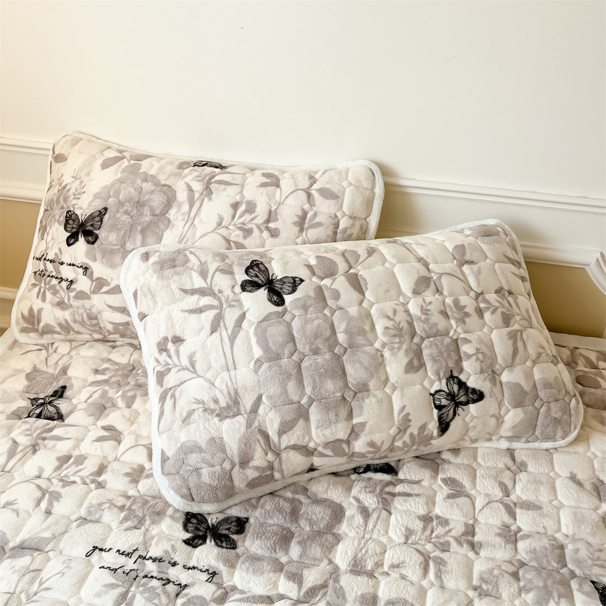 91家纺网 家纺一手货源 找家纺 美澳家纺 2025新款印花牛奶绒加厚夹棉床褥床垫 黑蝴蝶