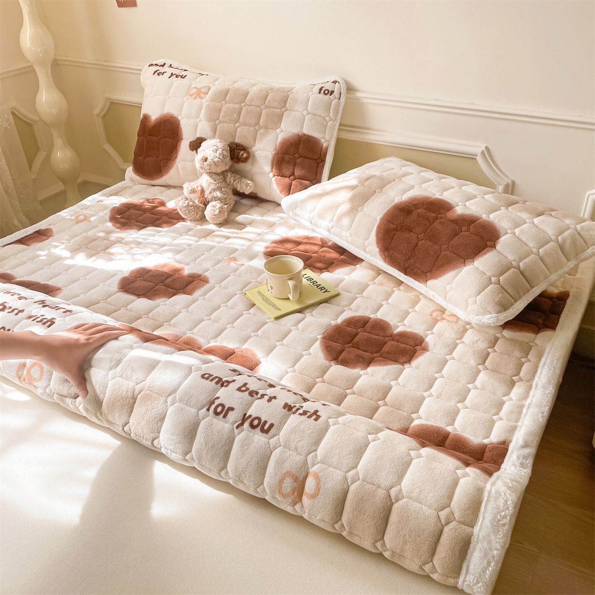 91家纺网 家纺一手货源 找家纺 美澳家纺 2025新款印花牛奶绒加厚夹棉床褥床垫 心动