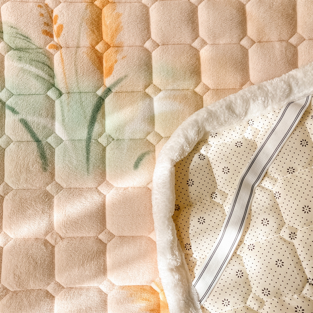 91家纺网 家纺一手货源 找家纺 美澳家纺 2025新款印花牛奶绒加厚夹棉床褥床垫 花期