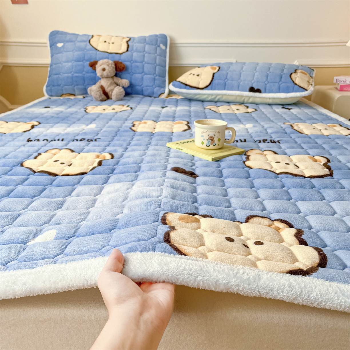 91家纺网 家纺一手货源 找家纺 美澳家纺 2025新款印花牛奶绒加厚夹棉床褥床垫 调皮熊