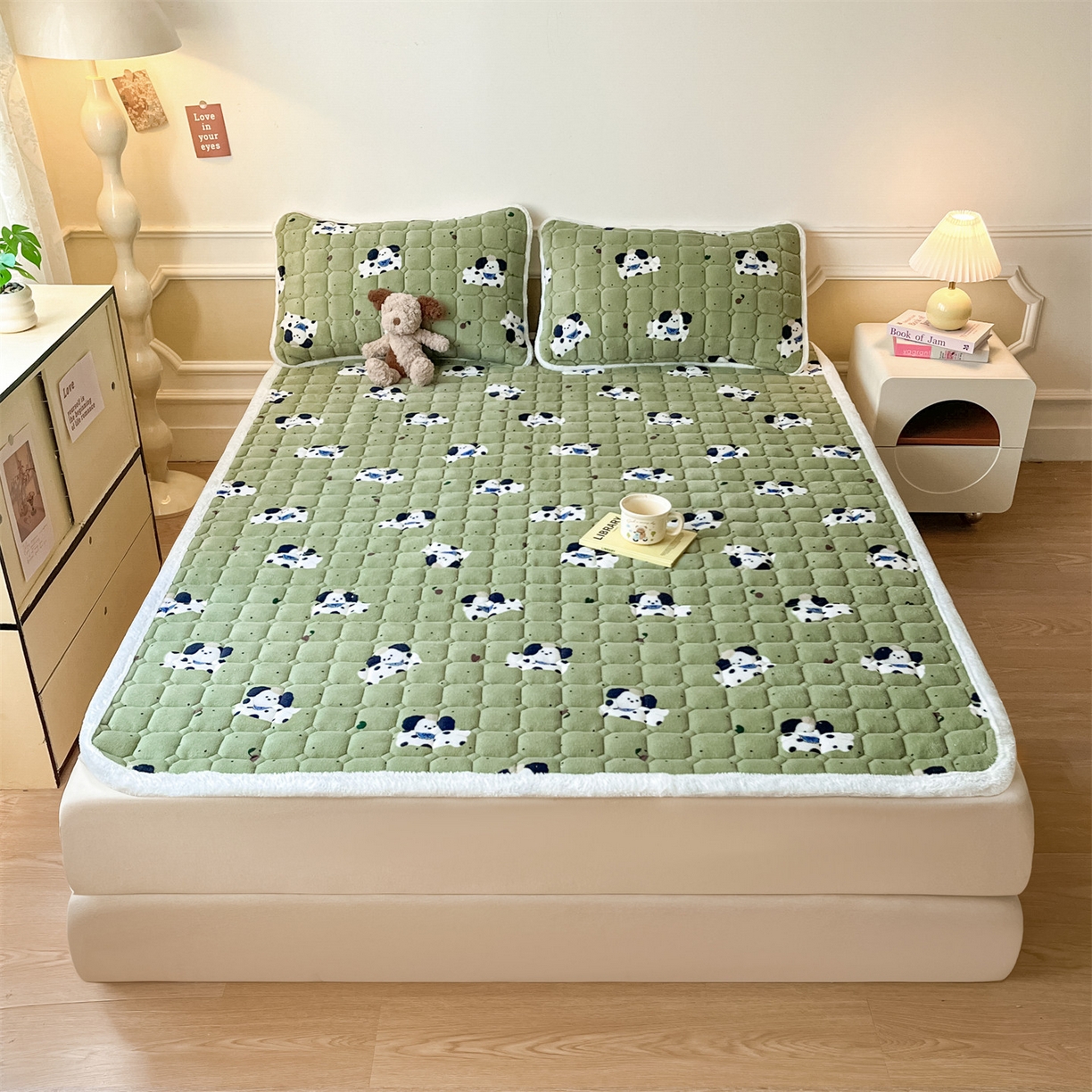 91家纺网 家纺一手货源 找家纺 美澳家纺 2025新款印花牛奶绒加厚夹棉床褥床垫 快乐小狗