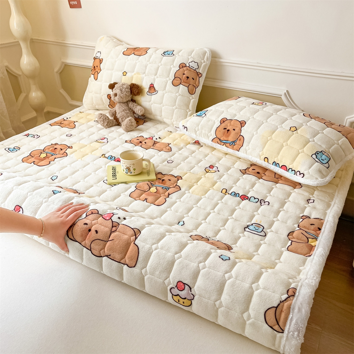 91家纺网 家纺一手货源 找家纺 美澳家纺 2025新款印花牛奶绒加厚夹棉床褥床垫 可爱吧啦