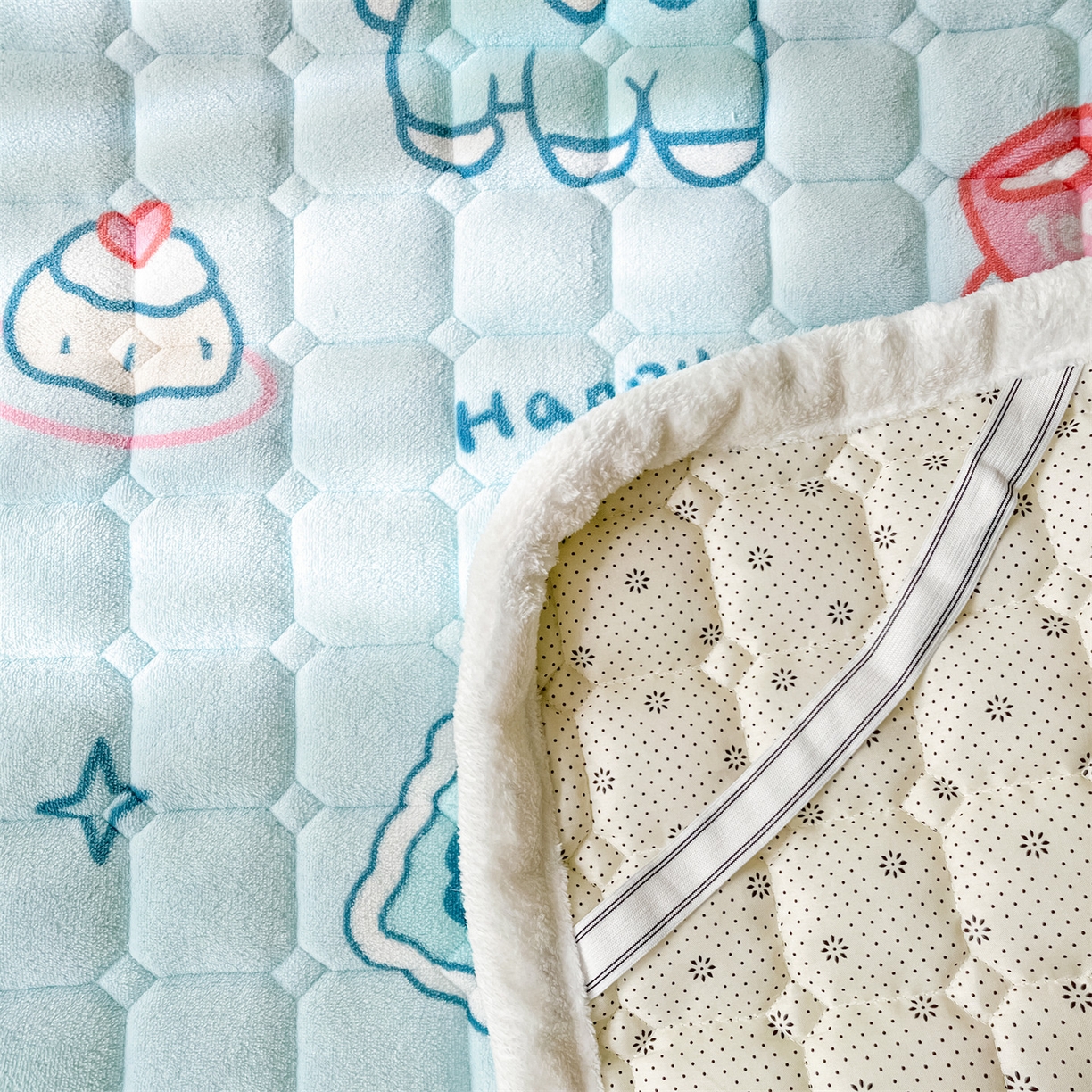 91家纺网 家纺一手货源 找家纺 美澳家纺 2025新款印花牛奶绒加厚夹棉床褥床垫 蓝天萌狗