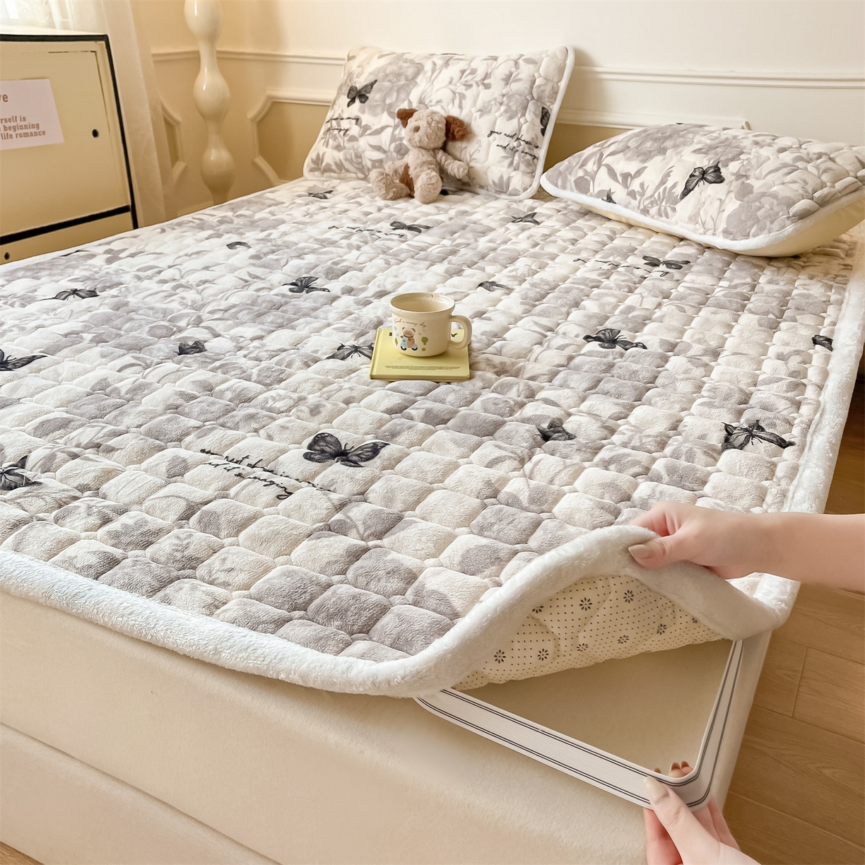 91家纺网 家纺一手货源 找家纺 （总）美澳家纺 2025新款印花牛奶绒加厚夹棉床褥床垫