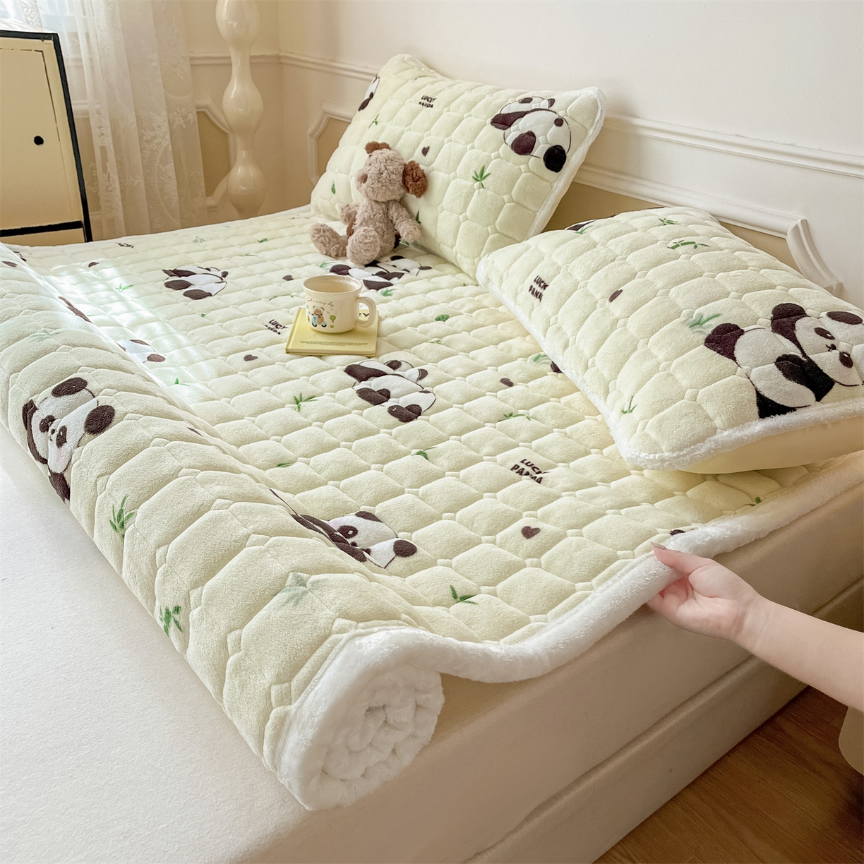 91家纺网 家纺一手货源 找家纺 美澳家纺 2025新款印花牛奶绒加厚夹棉床褥床垫 熊猫乐园