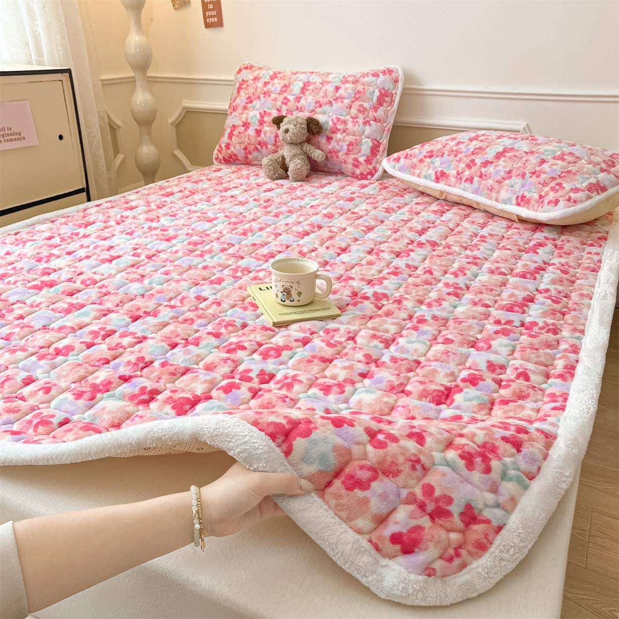 91家纺网 家纺一手货源 找家纺 美澳家纺 2025新款印花牛奶绒加厚夹棉床褥床垫 郁金香