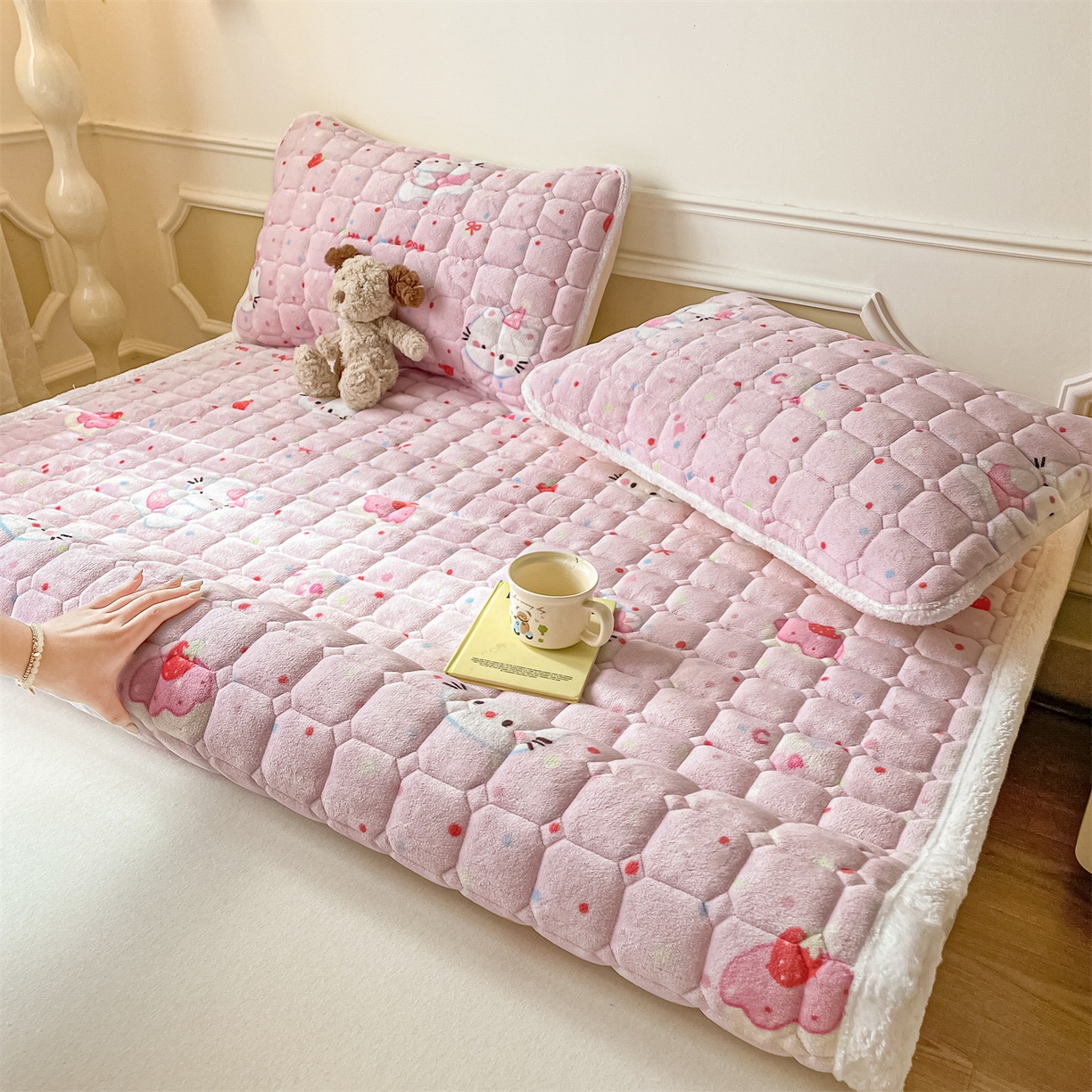 91家纺网 家纺一手货源 找家纺 美澳家纺 2025新款印花牛奶绒加厚夹棉床褥床垫 草莓喵喵