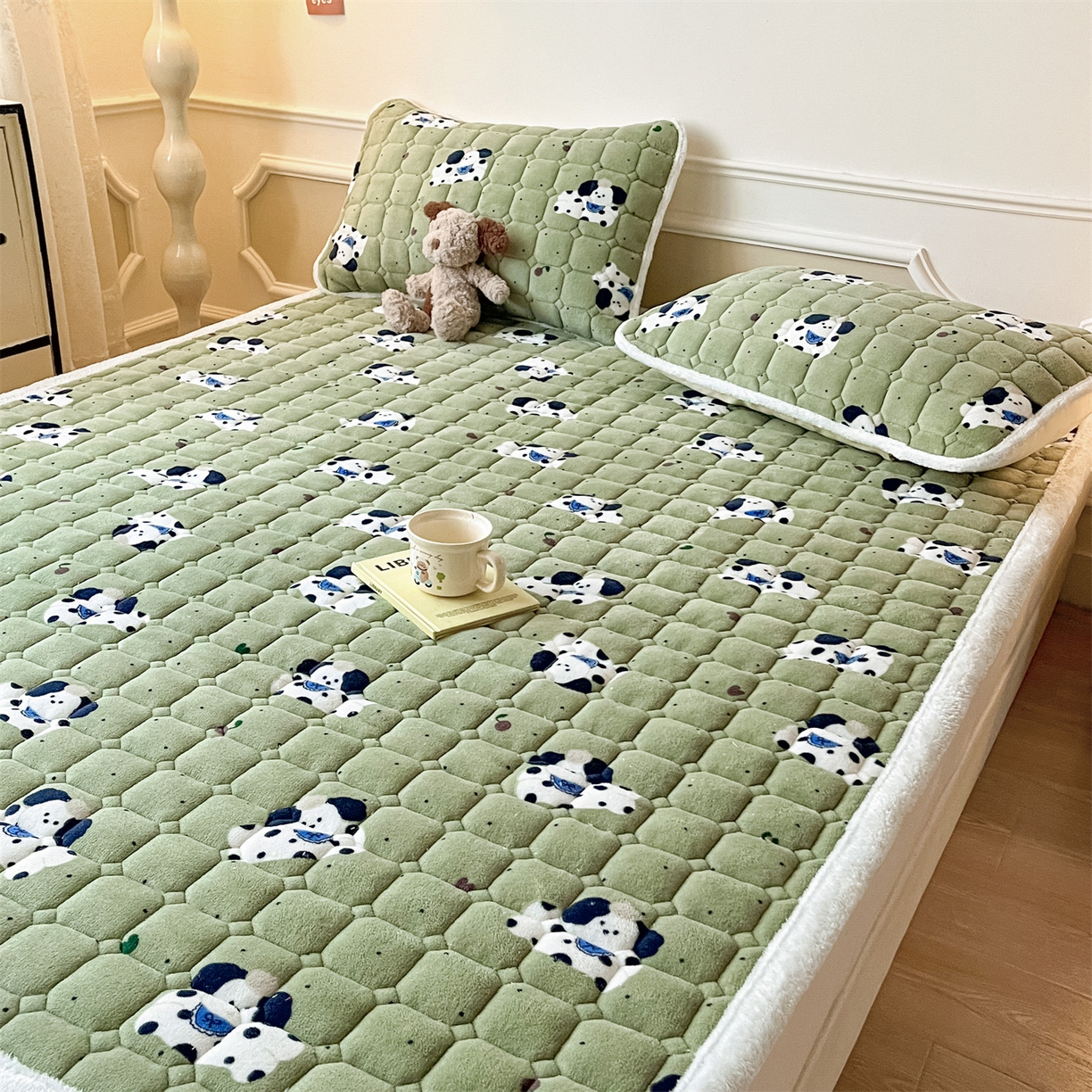 91家纺网 家纺一手货源 找家纺 美澳家纺 2025新款印花牛奶绒加厚夹棉床褥床垫 快乐小狗