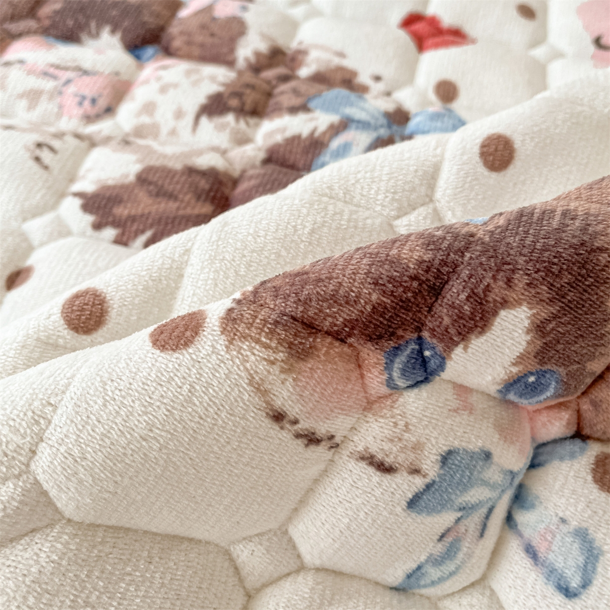 91家纺网 家纺一手货源 找家纺 美澳家纺 2025新款印花牛奶绒加厚夹棉床褥床垫 甜美喵