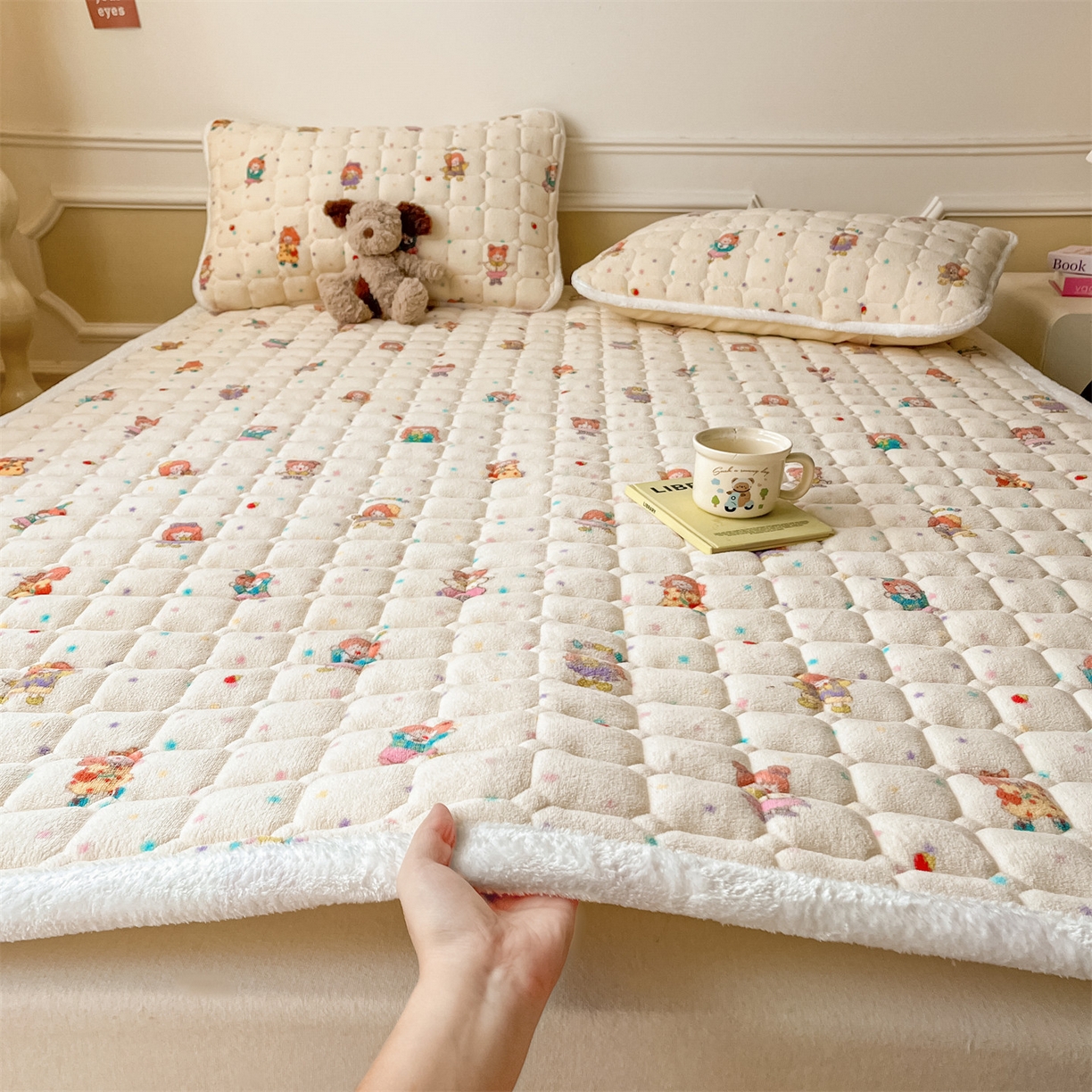 91家纺网 家纺一手货源 找家纺 美澳家纺 2025新款印花牛奶绒加厚夹棉床褥床垫 游乐园