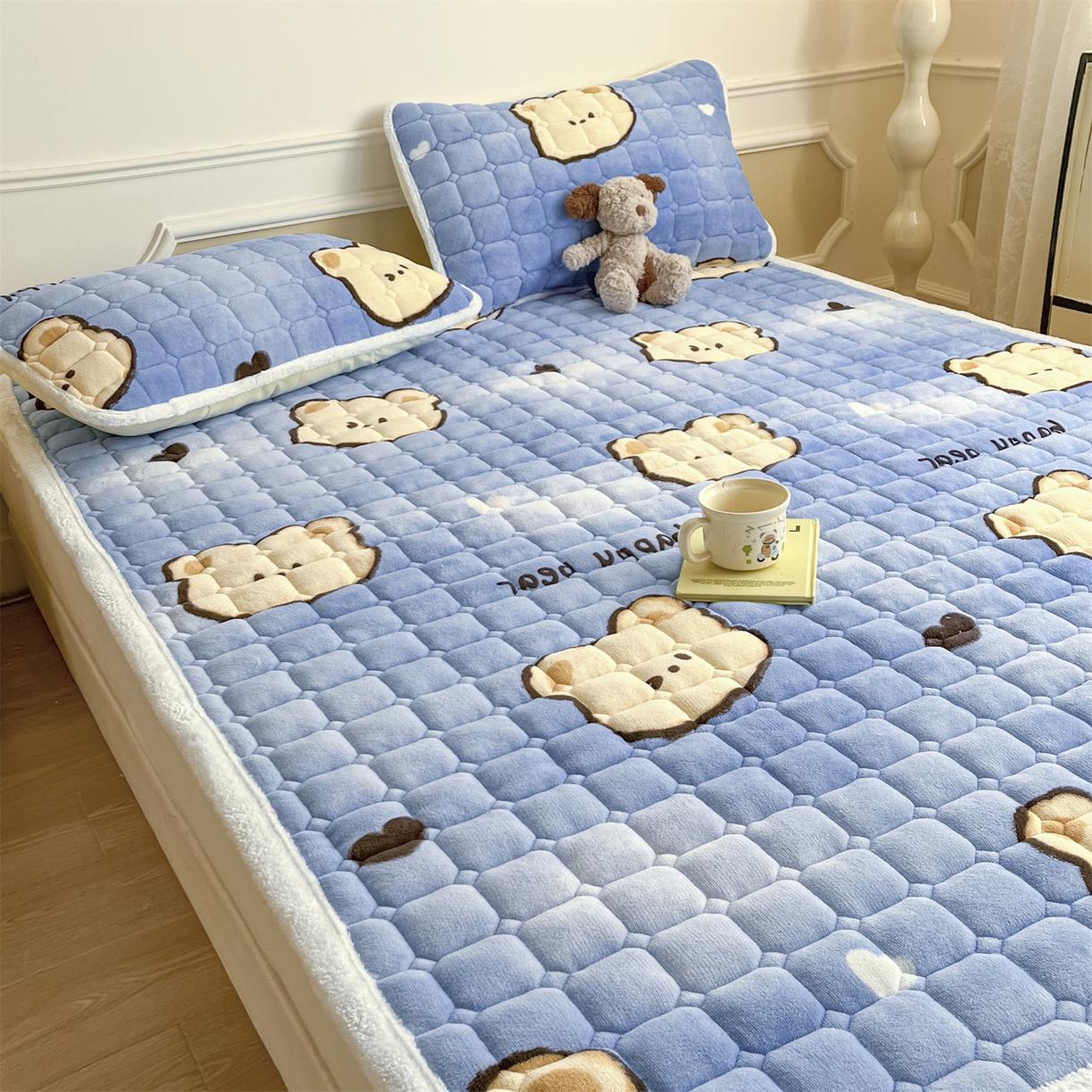 91家纺网 家纺一手货源 找家纺 美澳家纺 2025新款印花牛奶绒加厚夹棉床褥床垫 调皮熊