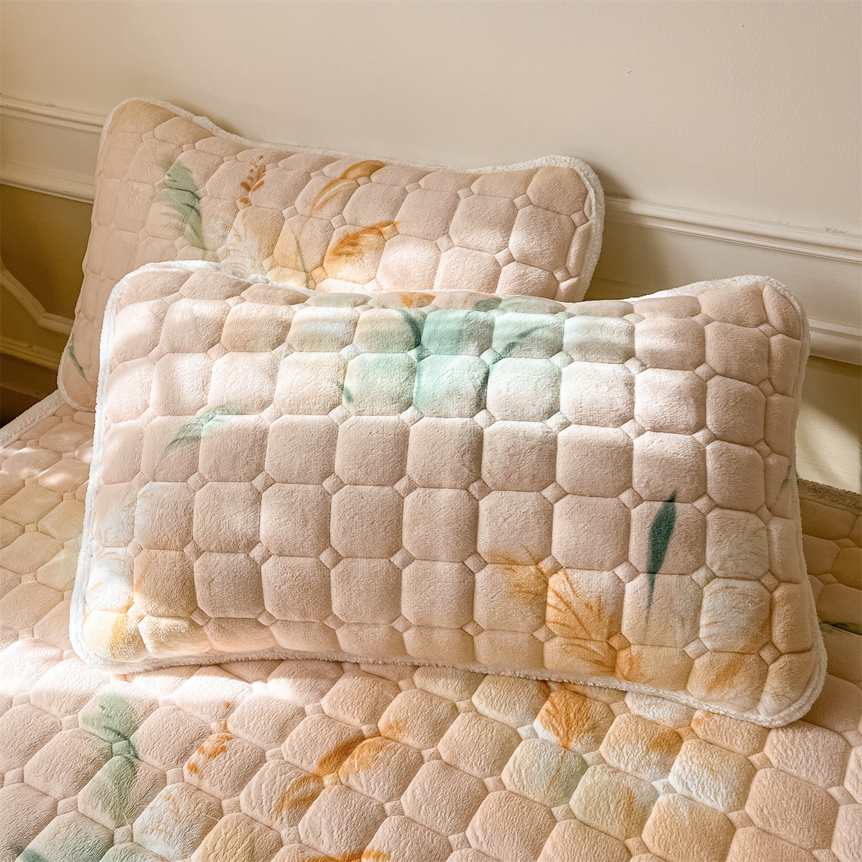 91家纺网 家纺一手货源 找家纺 美澳家纺 2025新款印花牛奶绒加厚夹棉床褥床垫 花期