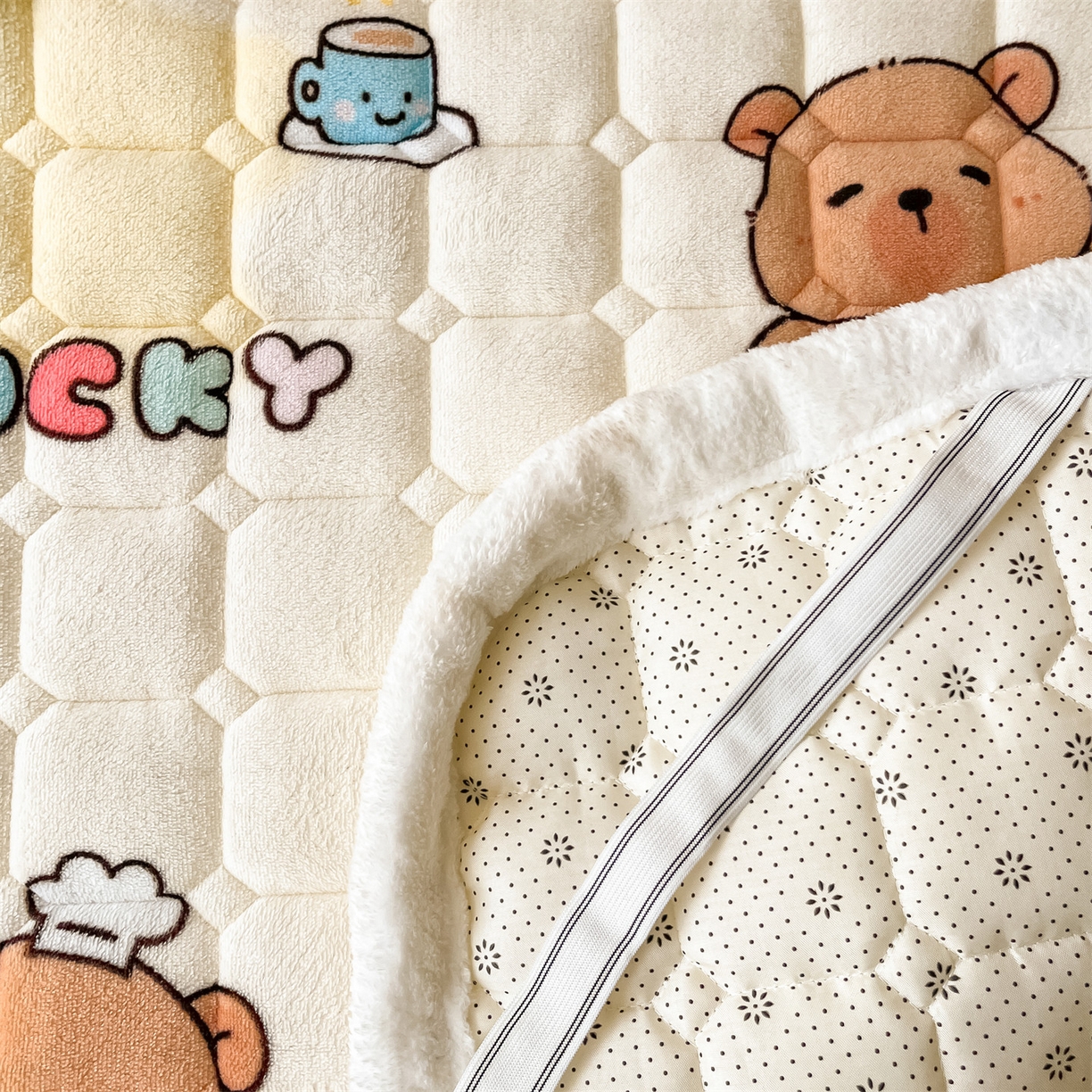 91家纺网 家纺一手货源 找家纺 美澳家纺 2025新款印花牛奶绒加厚夹棉床褥床垫 可爱吧啦