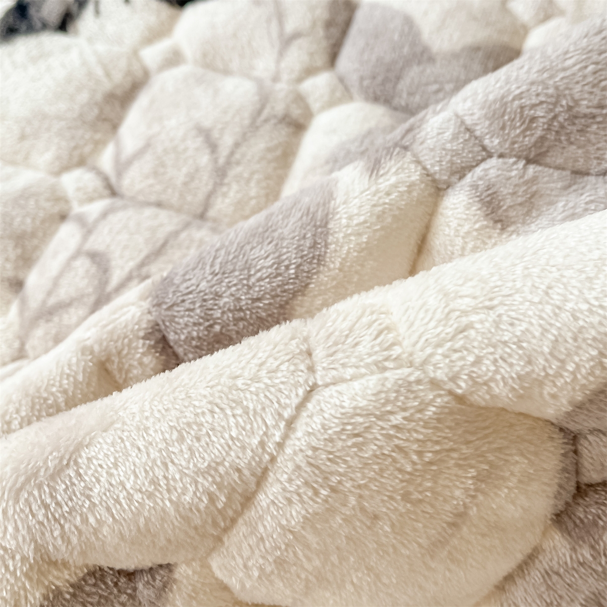 91家纺网 家纺一手货源 找家纺 美澳家纺 2025新款印花牛奶绒加厚夹棉床褥床垫 黑蝴蝶