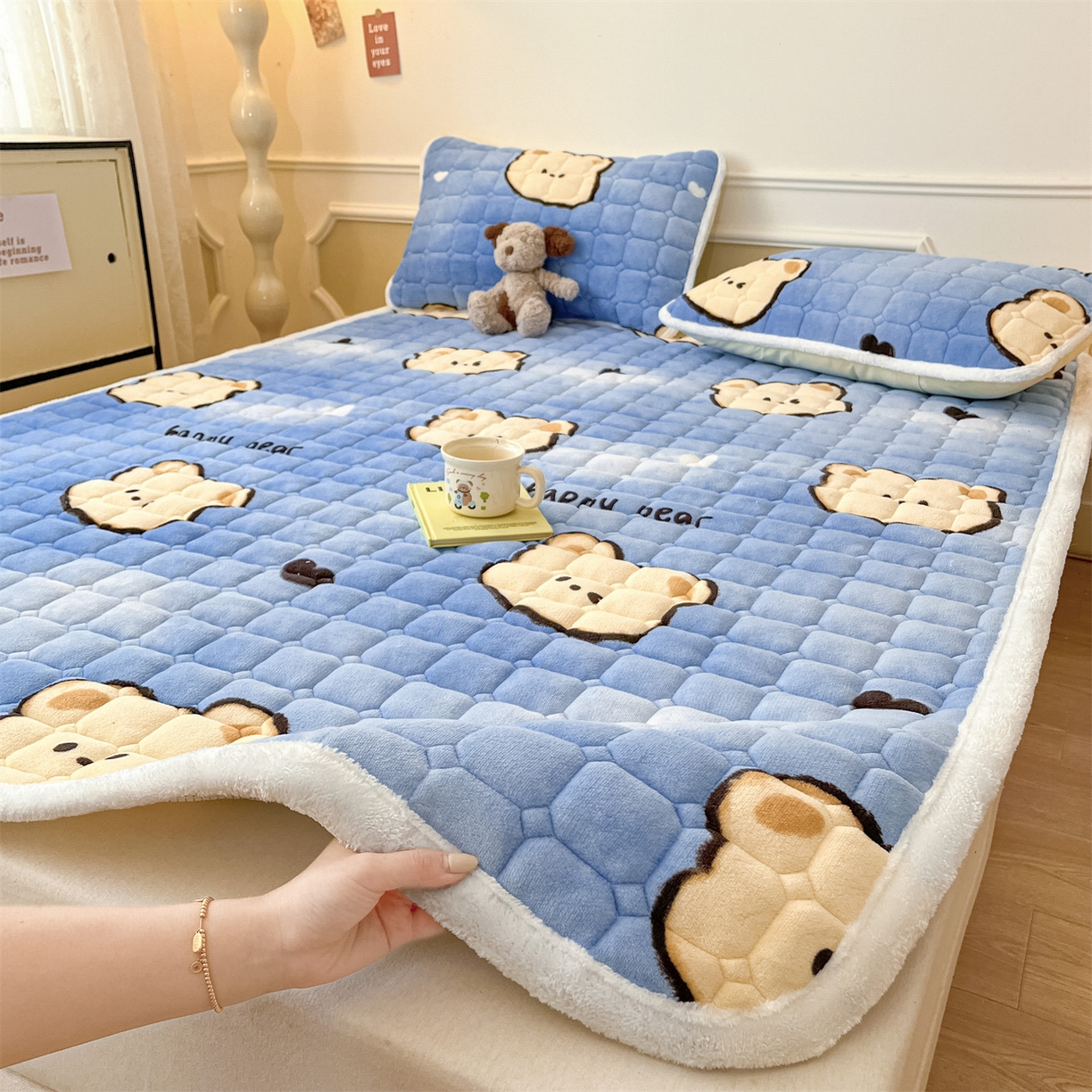 91家纺网 家纺一手货源 找家纺 美澳家纺 2025新款印花牛奶绒加厚夹棉床褥床垫 调皮熊