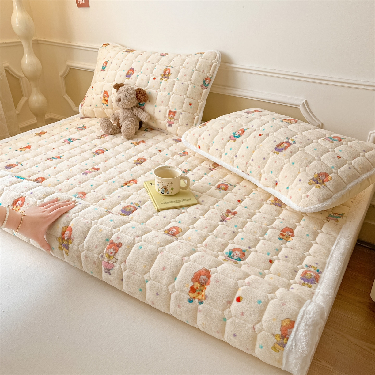 91家纺网 家纺一手货源 找家纺 美澳家纺 2025新款印花牛奶绒加厚夹棉床褥床垫 游乐园