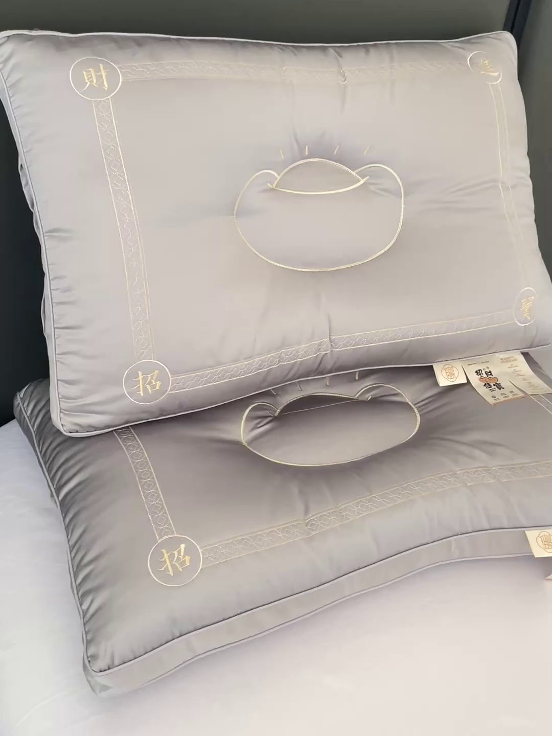 91家纺网 家纺一手货源 找家纺 亦帆枕芯 2025新款招财进宝羽丝绒枕头枕芯仿蚕丝不塌陷护颈定型枕枕头枕芯 招财进宝灰色