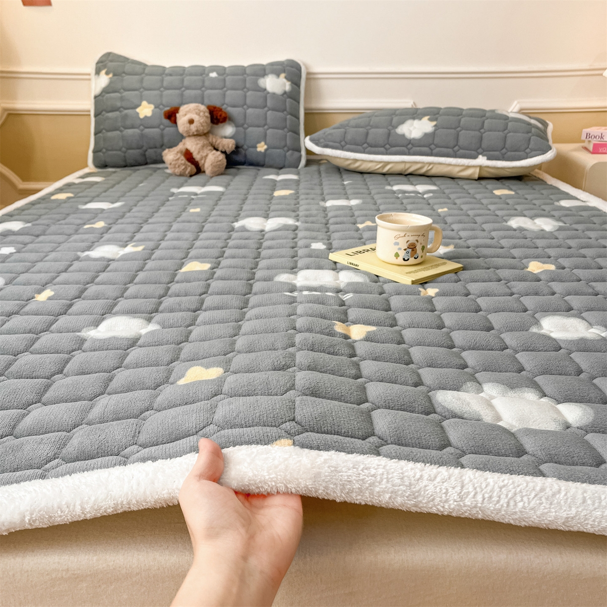 91家纺网 家纺一手货源 找家纺 美澳家纺 2025新款印花牛奶绒加厚夹棉床褥床垫 云朵