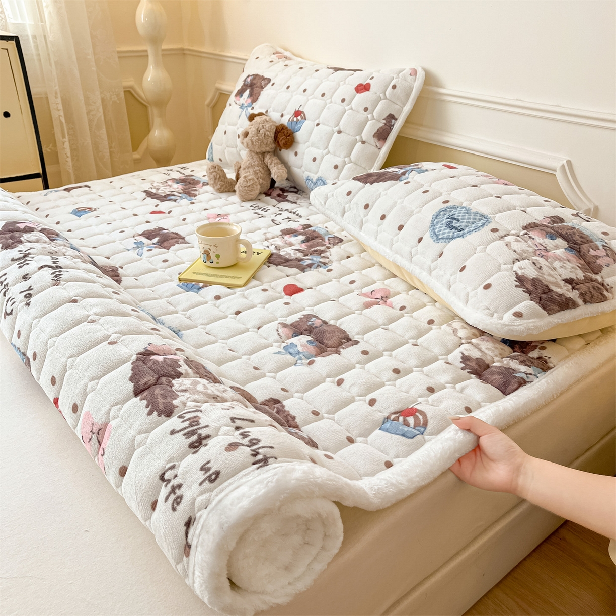 91家纺网 家纺一手货源 找家纺 美澳家纺 2025新款印花牛奶绒加厚夹棉床褥床垫 甜美喵