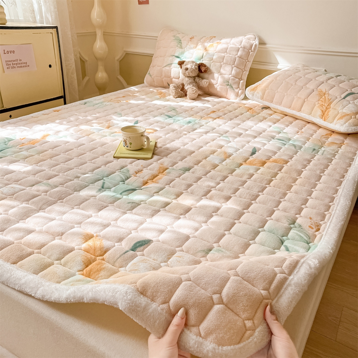 91家纺网 家纺一手货源 找家纺 美澳家纺 2025新款印花牛奶绒加厚夹棉床褥床垫 花期