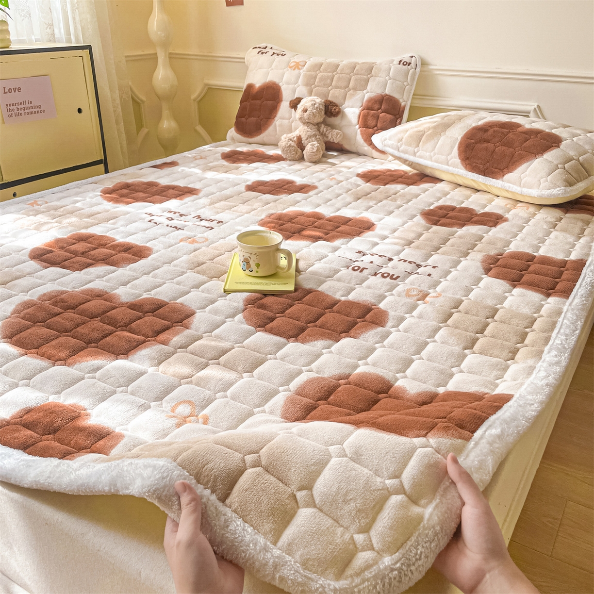 91家纺网 家纺一手货源 找家纺 美澳家纺 2025新款印花牛奶绒加厚夹棉床褥床垫 心动