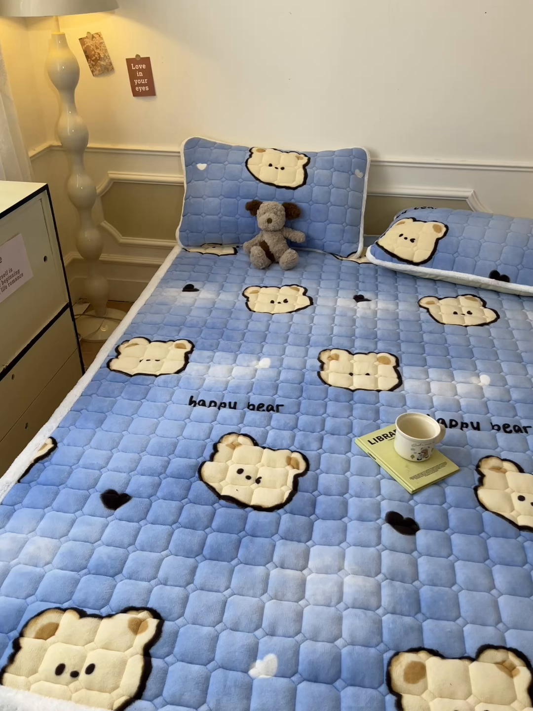 91家纺网 家纺一手货源 找家纺 美澳家纺 2025新款印花牛奶绒加厚夹棉床褥床垫 调皮熊