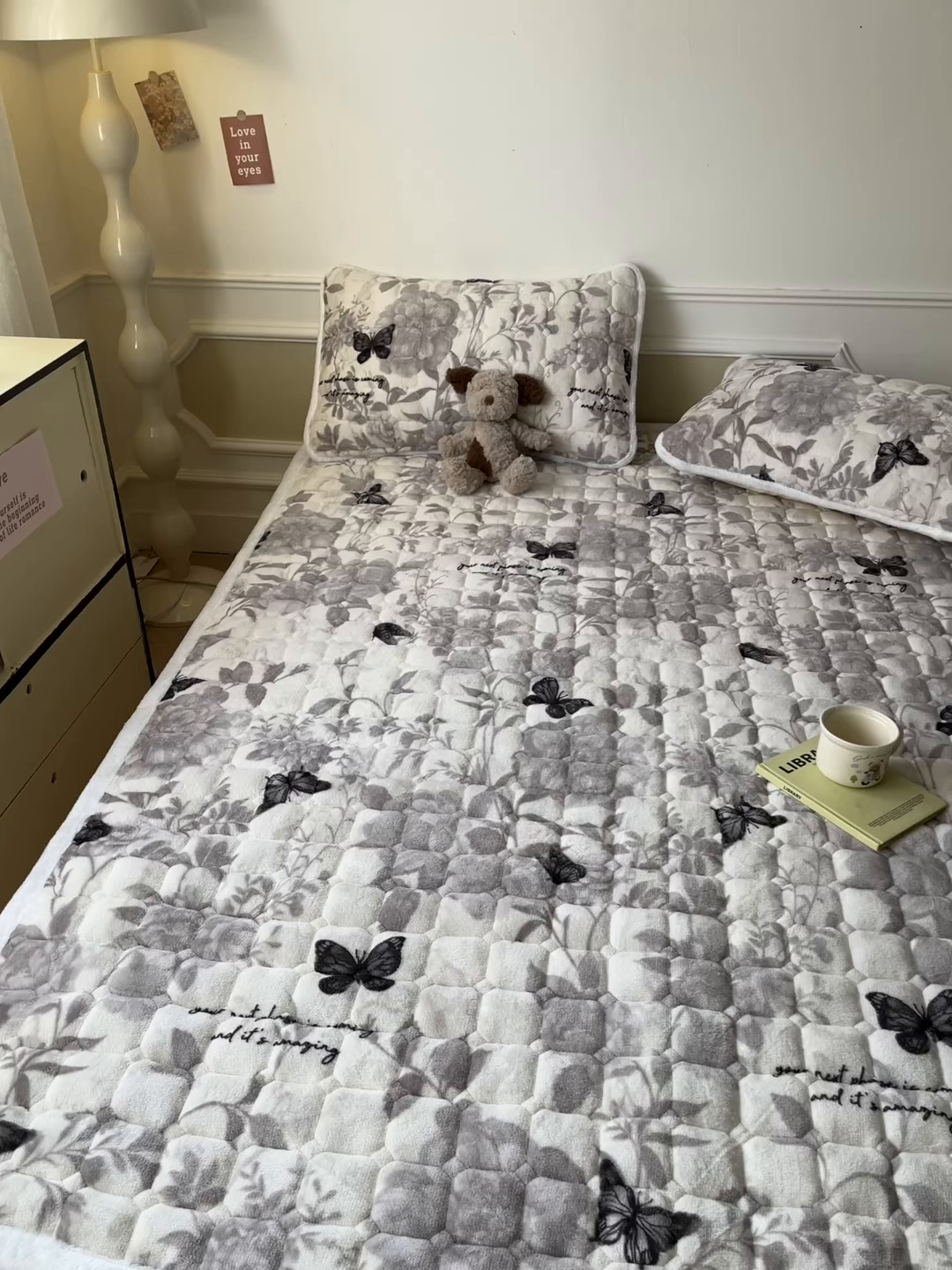 91家纺网 家纺一手货源 找家纺 美澳家纺 2025新款印花牛奶绒加厚夹棉床褥床垫 黑蝴蝶