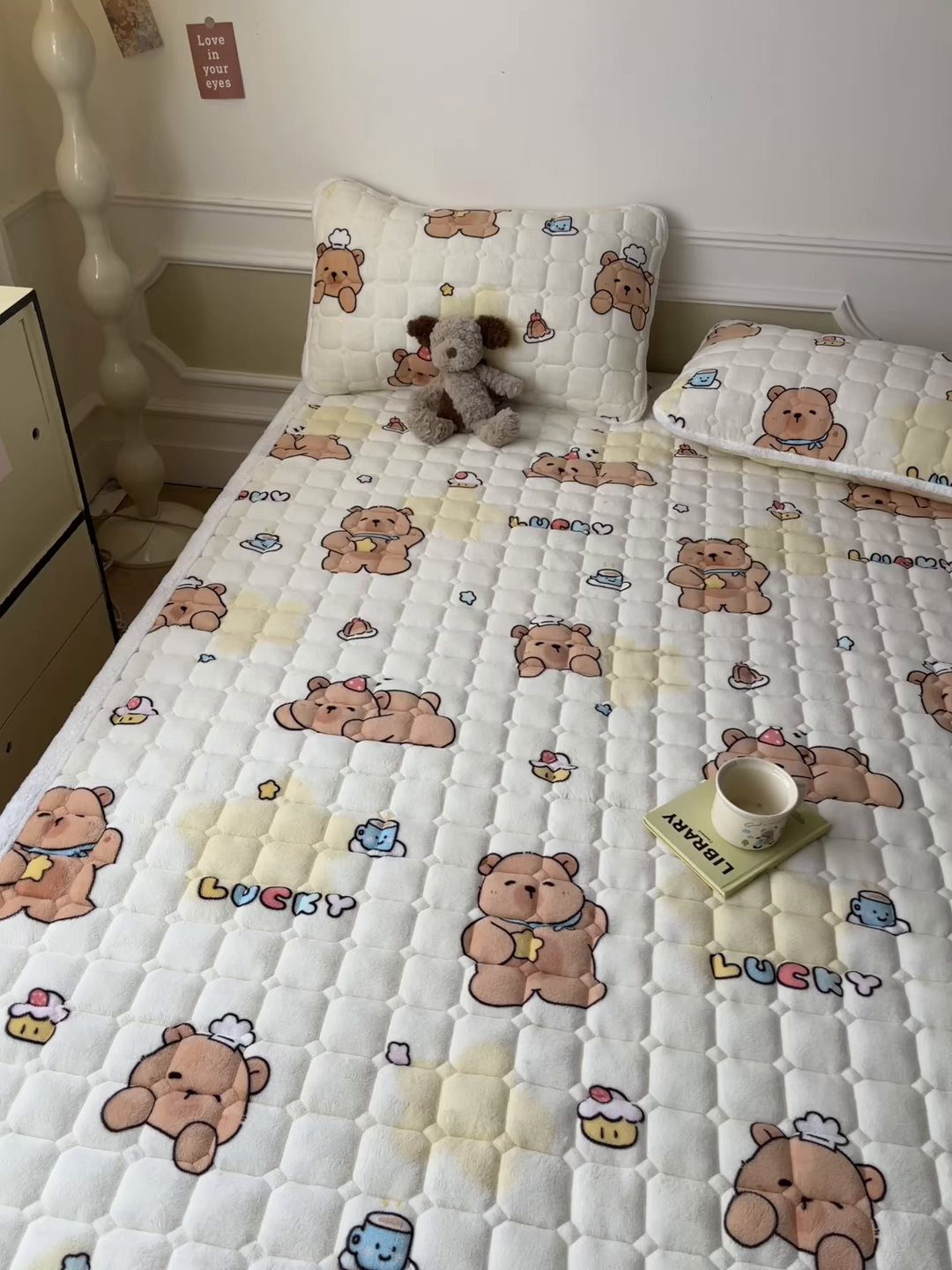91家纺网 家纺一手货源 找家纺 美澳家纺 2025新款印花牛奶绒加厚夹棉床褥床垫 可爱吧啦